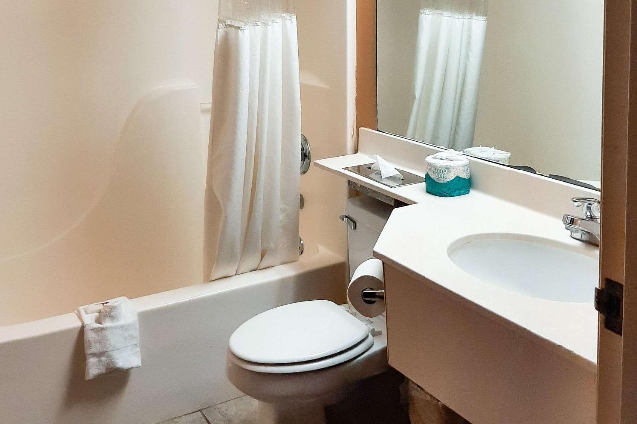 Starkville Inn & Suites מראה חיצוני תמונה